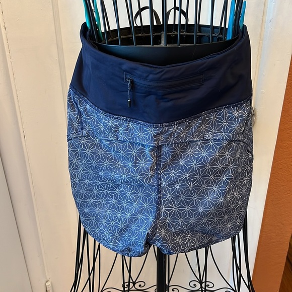 Lululemon Run Times Short-Size 8 - Picture 3 of 5
